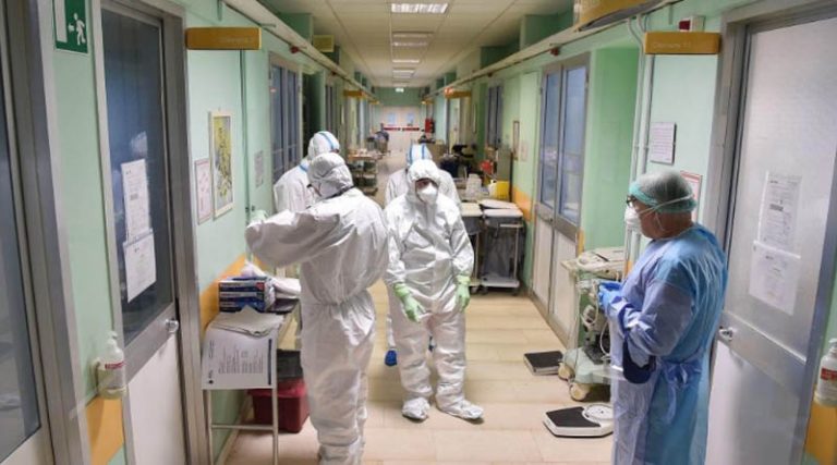 Κορονοϊός: Τρόμος από την εκρηκτική αύξηση θανάτων & εισαγωγών – Έσπασε το φράγμα των 2.000 νοσηλευομένων