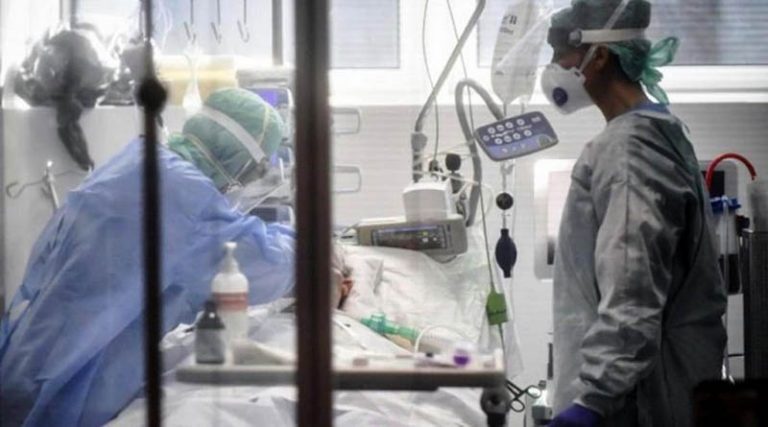 Κορονοϊός: Μάχη για τη ζωή δίνει στην εντατική 47χρονη ανεμβολίαστη
