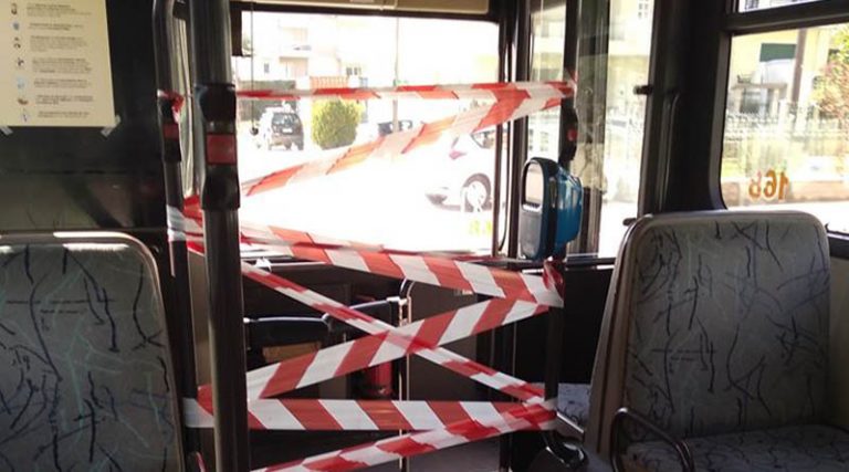 Γέρακας: Οδηγός λεωφορείου έβαλε κορδέλες για να μην έρχεται σε επαφή με επιβάτες, λόγω κορονοϊού! (φωτό)
