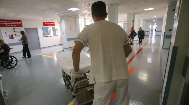 «Πέταξε τον ορό & άρχισε να τρέχει» – Τι λέει ο γιατρός για την επίθεση εναντίον του από ασθενή (βίντεο)