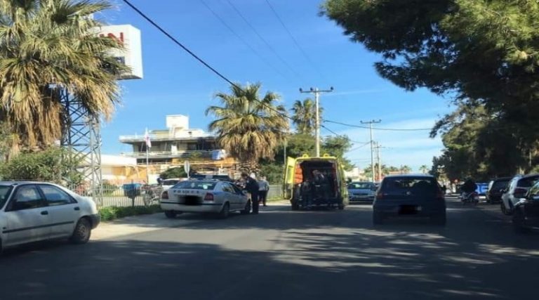 Τροχαίο στη Λ. Αρτέμιδος: Μηχανή συγκρούστηκε με αυτοκίνητο – Ένας τραυματίας