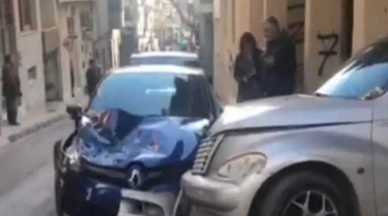 Απίστευτο τροχαίο: “Έφυγε” στην κατηφόρα και παρέσυρε 6 αυτοκίνητα! (βίντεο)