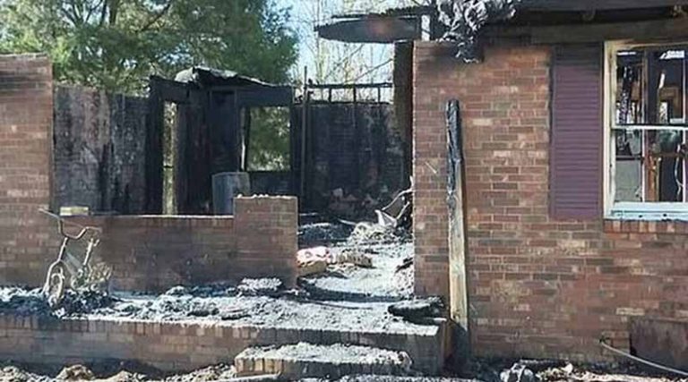 Φρίκη: 16χρονη έκαψε την οικογένειά της και «κλέφτηκε» με το σύντροφό της