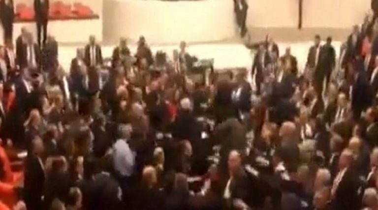 Ξύλο στην τουρκική βουλή λόγω Ερντογάν – Γροθιές μεταξύ βουλευτών