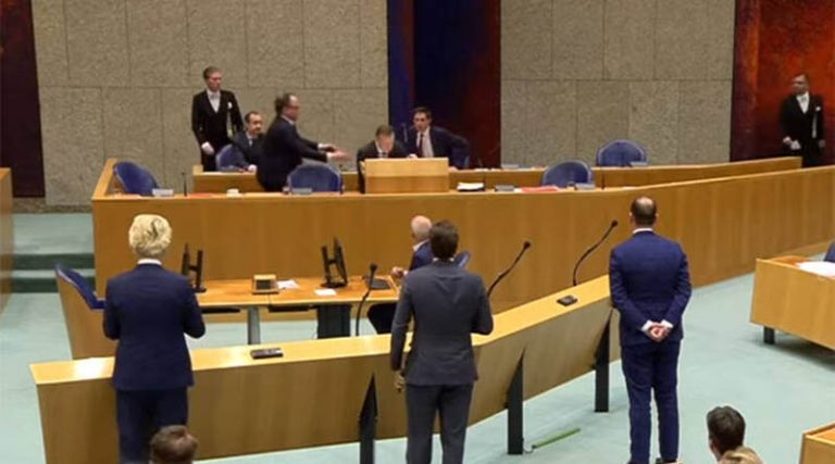 Η στιγμή που υπουργός μιλάει για τον κορονοϊό και καταρρέει! (βίντεο)
