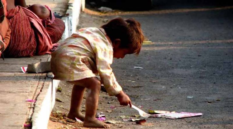 Καταραμένη φτώχεια! Ο κορονοϊός θερίζει τους άπορους και «δείχνει» τις τεράστιες κοινωνικές ανισότητες