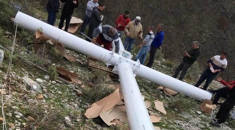 Εισβολή της Αλβανικής Αστυνομίας σε σπίτια Ελλήνων στη Χειμάρρα, που ύψωσαν τεράστιο σταυρό