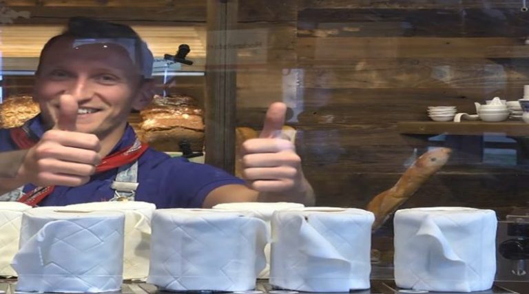 Κορονοϊός: Αρτοποιός φτιάχνει κέικ σε σχήμα… ρολού χαρτιού τουαλέτας (βίντεο)