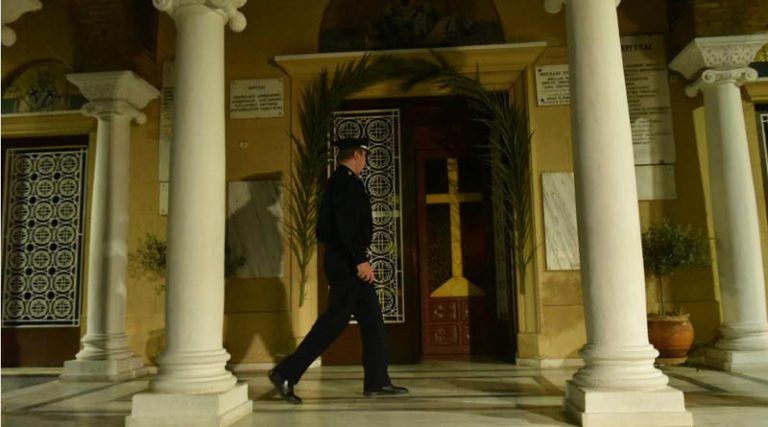 Κορωπί: Ιερέας κάλεσε την Αστυνομία για να κόψει πρόστιμο σε πιστό που δεν φορούσε μάσκα (βίντεο)
