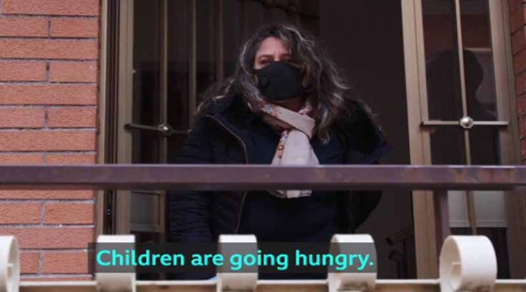 Κορονοϊός: Στα μπαλκόνια πολίτες που δεν μπορούν να θρέψουν τις οικογένειές τους – «Τα παιδιά πεινάνε. Πνιγόμαστε εδώ»