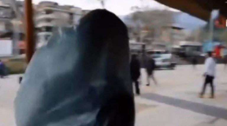 Κορονοϊός: Αντί για μάσκα φόρεσε… σακούλα σκουπιδιών! (video)
