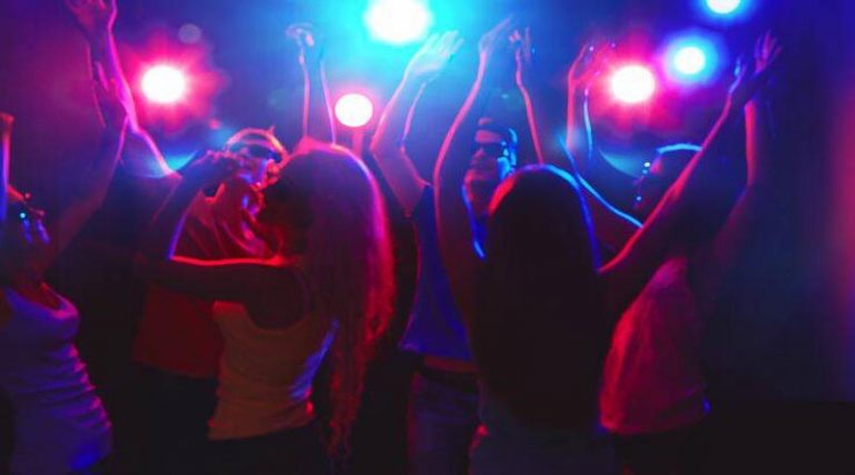 Κορονο-πάρτι με ημίγυμνες χορεύτριες παρά την απαγόρευση κυκλοφορίας! (φωτό)