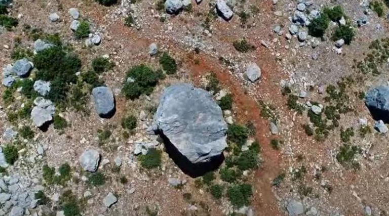 Η απόκοσμη “έρημος” με τους μυστηριώδεις κυκλώπειους βράχους, στην άκρη της Ελλάδας! (video)