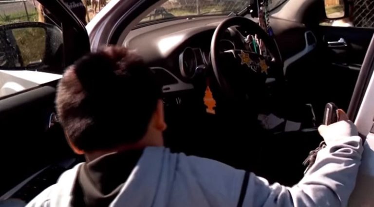 Αστυνομικοί σταμάτησαν αυτοκίνητο που οδηγούσε… 5χρονος! “Πάω να πάρω μια Λαμποργκίνι” (video)