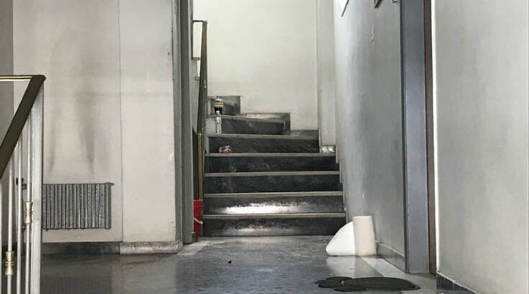 Μάχη για τη ζωή του δίνει ο 30χρονος που καταπλακώθηκε από ασανσέρ (φωτό)