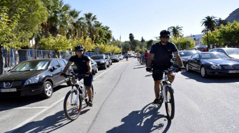 Αστυνομικοί με… βερμούδες και ποδήλατα θα περιπολούν στις παραλίες!