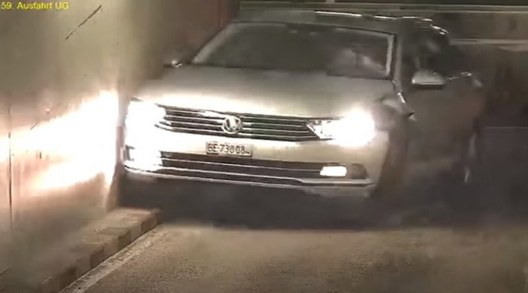 Αυτοκίνητο μετατρέπεται σε συγκρουόμενο στην έξοδο πάρκινγκ! (βίντεο)