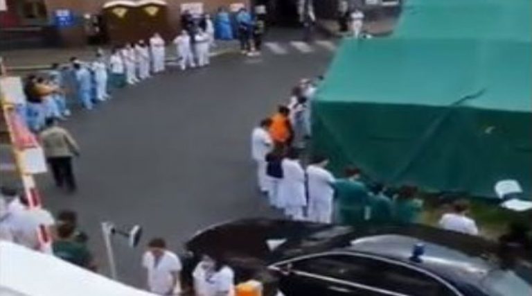 Νοσοκόμοι γύρισαν την πλάτη στην πρωθυπουργό του Βελγίου (βίντεο)