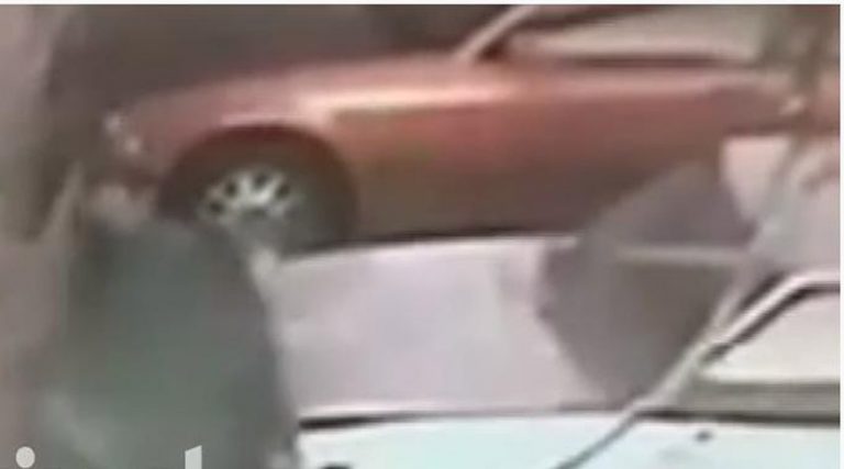 Βίντεο ντοκουμέντο: Η στιγμή που Δημοτικός Υπάλληλος κλέβει αυτοκίνητα!