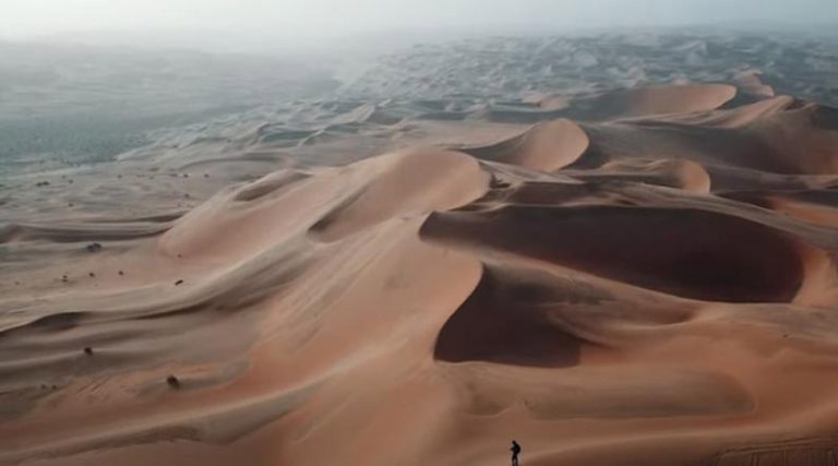 Λίβα: Η έρημος που μας πνίγει στην ζέστη και τη σκόνη από ψηλά! (βίντεο)