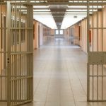 Γυναίκα αστυνομικός κατηγορείται για σεξουαλική κακοποίηση 15χρονου κρατούμενου