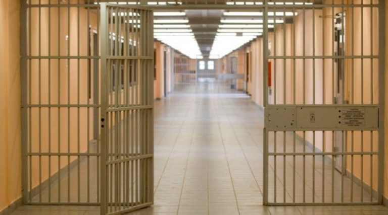 Στη φυλακή τρία μέλη του κυκλώματος ελληνοποιήσεων – Ελεύθεροι με περιοριστικούς όρους οι υπόλοιποι