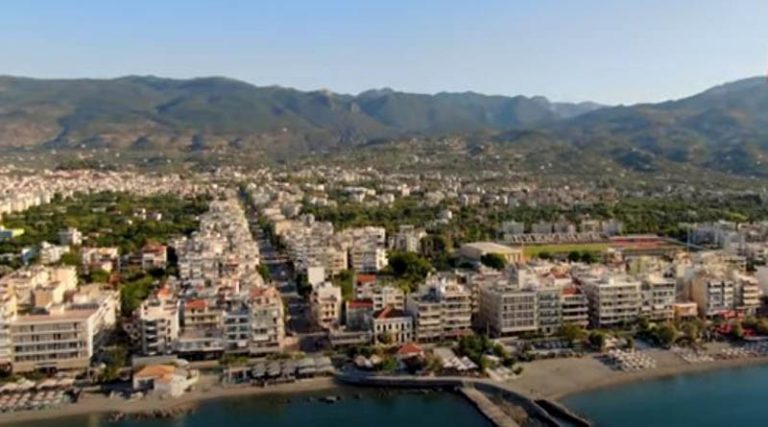Καλαμάτα: Η εξωτική μεγαλούπολη της Ελλάδας με την βραβευμένη με γαλάζια σημαία παραλία από ψηλά! (βίντεο)