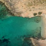 Η παραλία ανάμεσα στην Αρτέμιδα και το Πόρτο Ράφτη με τα τιρκουάζ νερά