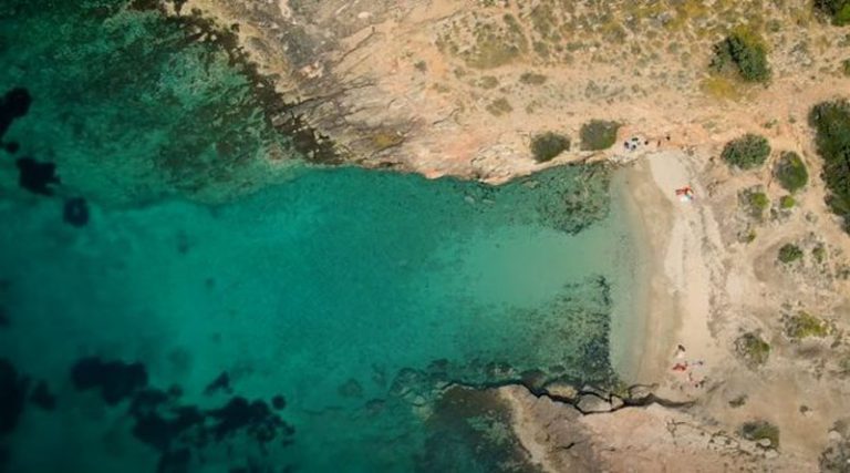 H ομορφότερη κρυφή παραλία της Ανατολικής Αττικής από ψηλά! (βίντεο)