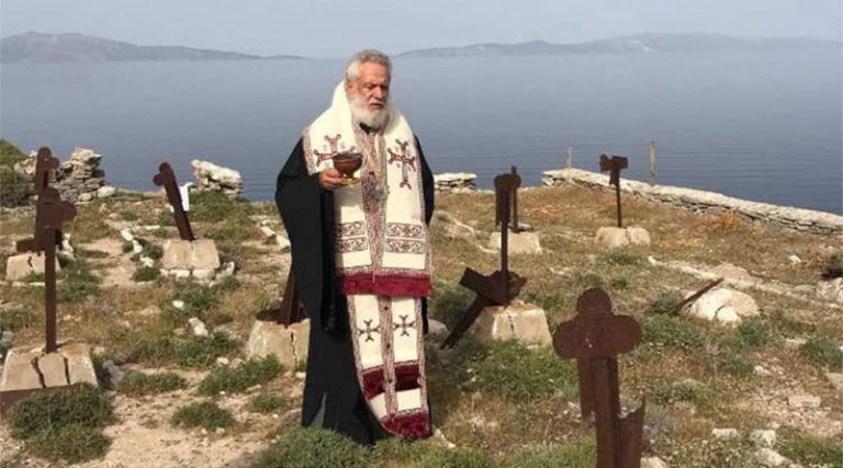 Τρισάγιο του Μητροπολίτη Σύρου στους τάφους των εξόριστων στη Γυάρο