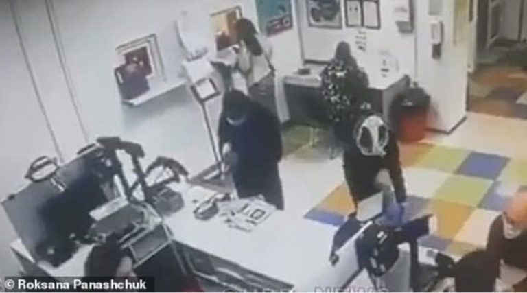 Απίστευτο περιστατικό: Εβγαλε το εσώρουχό της μέσα σε κατάστημα και το έκανε μάσκα! (βίντεο)