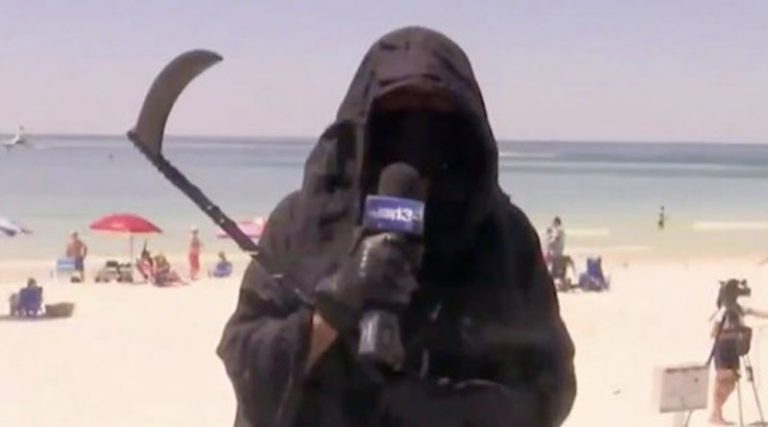 Κορονοϊός: Πηγαίνει σε παραλίες ντυμένος… “Χάρος” για να προειδοποιεί τους συμπολίτες του! (βίντεο)