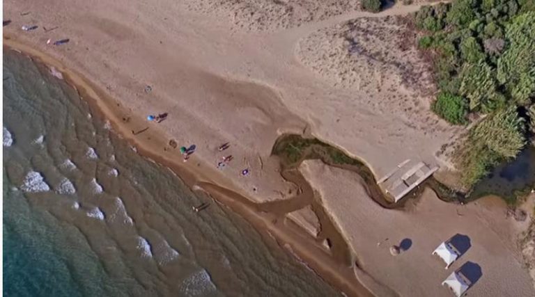 Ανάσα δροσιάς: 5 χιλιόμετρα παραλία με αμμόλοφους και ρηχά, ζεστά νερά! (video)