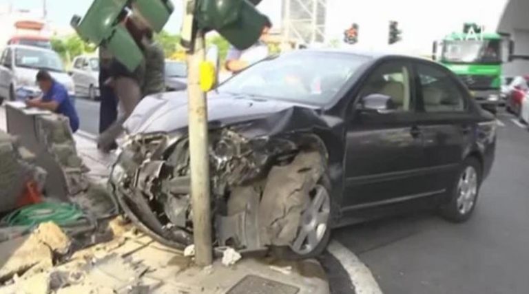 Η στιγμή που αυτοκίνητο «καρφώθηκε» σε φανάρι! (βίντεο ντοκουμέντο)