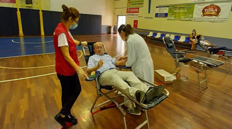 Ν. Μάκρη: Με τον Δήμαρχο Μαραθώνα Στ. Τσίρκα να δίνει αίμα, ξεκίνησε η εθελοντική αιμοδοσία (φωτό)