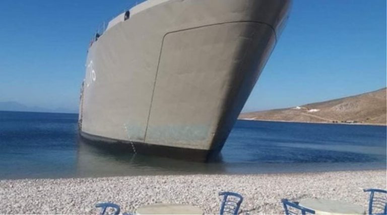 «Ξαναχτύπησε» το αρματαγωγό του Πολεμικού Ναυτικού! Μετά το beach bar έδεσε και σε άλλη παραλία (βίντεο)