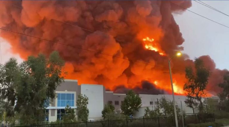 Τεράστια πυρκαγιά σε αποθήκη (βίντεο)