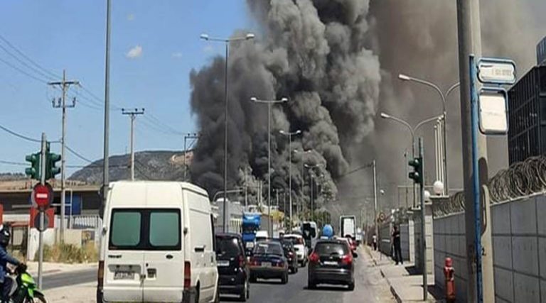 Μεγάλη φωτιά σε εργοστάσιο – Οι καπνοί είναι ορατοί από την Αθήνα! (φωτό & βίντεο)