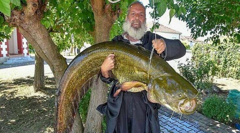 Ψάρι-γίγας 35 κιλών «έβγαλε» ιερέας από τον ποταμό (φώτος)