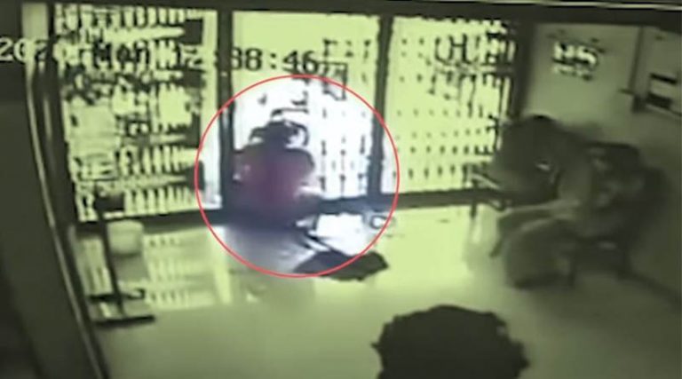 Σοκαριστικό βίντεο: Έπεσε πάνω στην τζαμένια πόρτα και πέθανε από αιμορραγία!