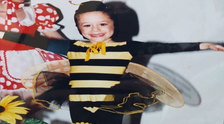 Και όμως αυτό το γλυκό κοριτσάκι ντυμένο… μελισσούλα είναι γνωστή Ελληνίδα ηθοποιός