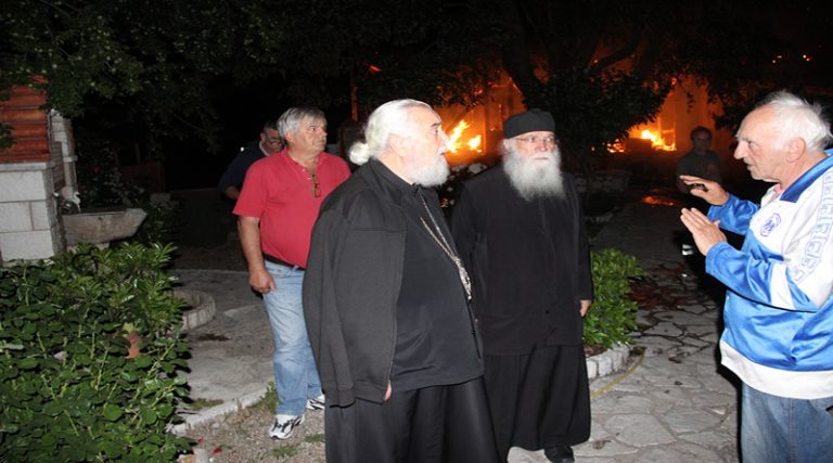 Πένθος για την καταστροφική φωτιά στο μοναστήρι Βαρνάκοβας (φώτος)