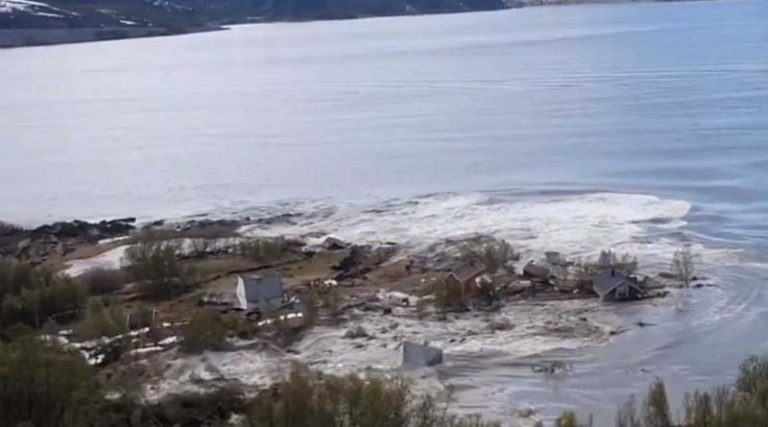 Βίντεο που προκαλεί τρόμο: Η θάλασσα «καταπίνει» σπίτια, η στεριά «εξαφανίζεται»