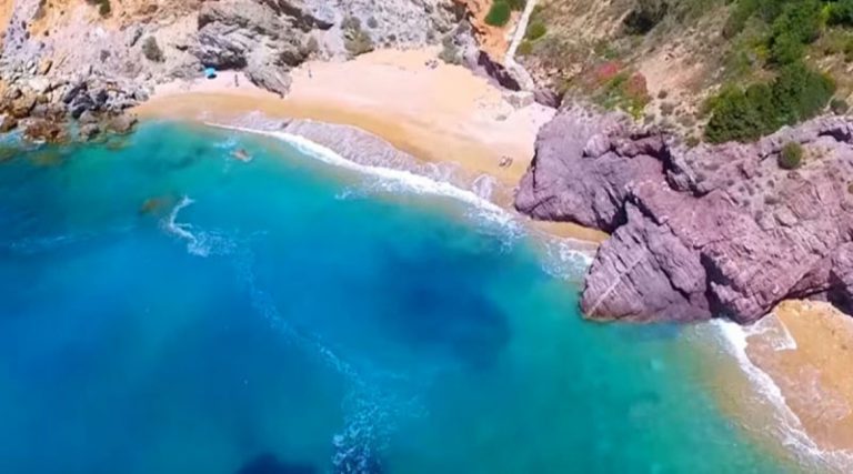 Άμμος, πεντακάθαρα νερά: 3 «κρυφές» παραλίες-όνειρο στην Ανατολική Αττική, που δεν βλέπουμε την ώρα να πάμε φέτος (βίντεο)