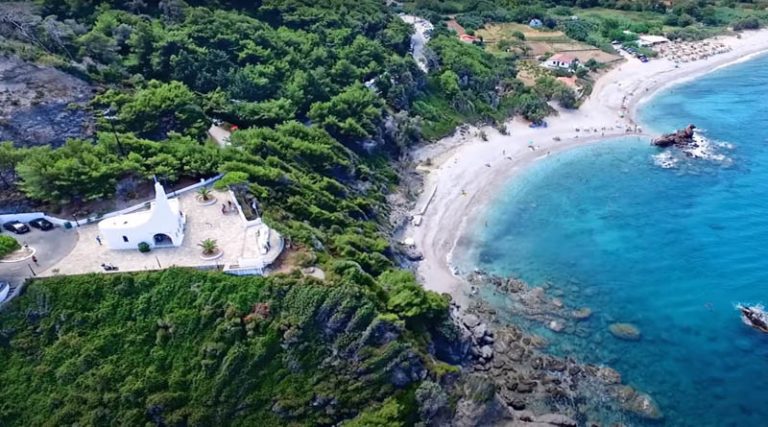 Η πανέμορφη παραλία με το κατάφυτο φαράγγι και τους καταρράκτες, στην άκρη της Ελλάδας (video)