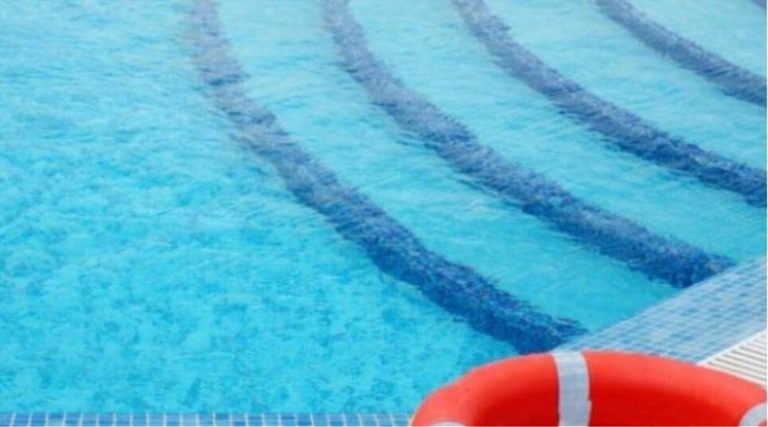 Βρετανίδα καταγγέλλει ξενοδοχείο στη Ρόδο: Έβγαλαν εξανθήματα, έπαθαν ωτίτιδα από τη «πράσινη» πισίνα