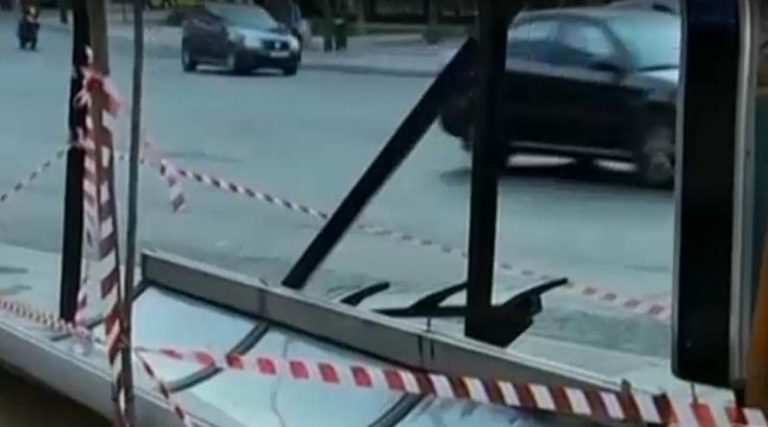 Τρόμος:  Λεωφορείο έπεσε πάνω σε στάση στο Σύνταγμα – Μια τραυματίας (φωτό & βίντεο)