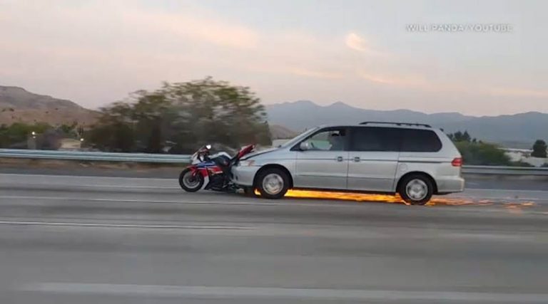 Σοκαριστικό τροχαίο: Αυτοκίνητο έσερνε για χιλιόμετρα μοτοσικλέτα σε αυτοκινητόδρομο! (video)