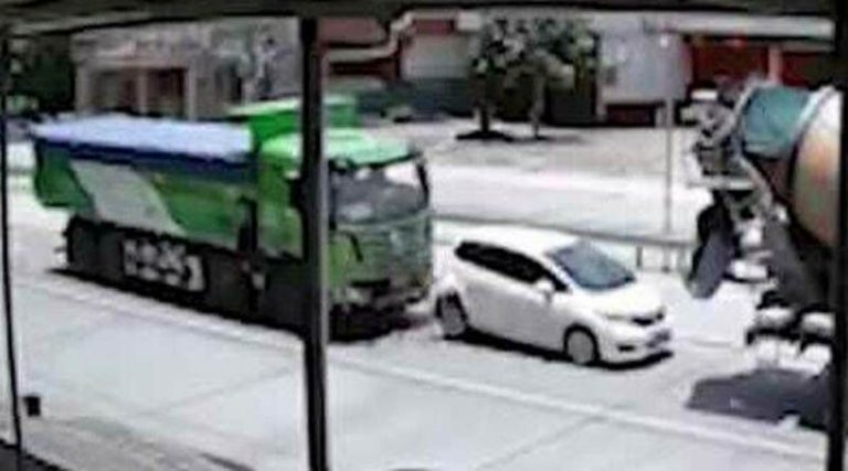 Σοκαριστικό βίντεο: Αυτοκίνητο γίνεται χαλκομανία ανάμεσα σε μπετονιέρα και φορτηγό!