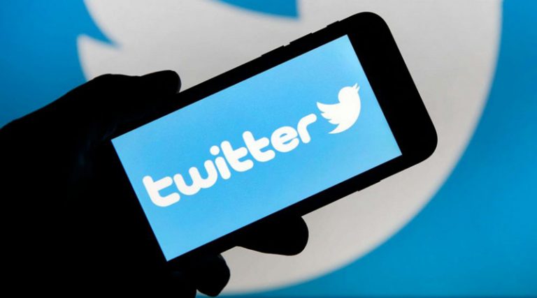 Έλον Μασκ: «Παγώνει» προσωρινά την συμφωνία για την εξαγορά του Twitter